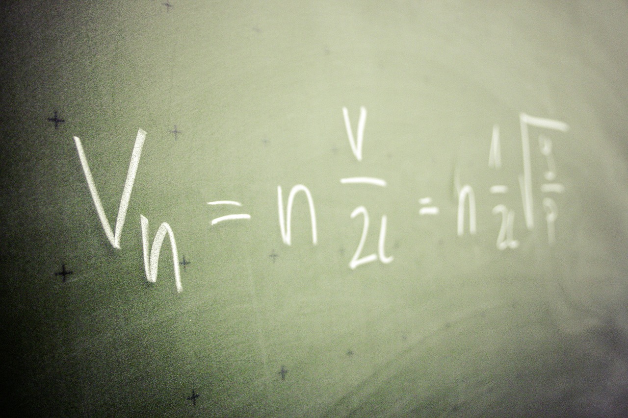 Um quadro negro com uma fórmula matemática. Imagem de Markus Spiske por Pixabay